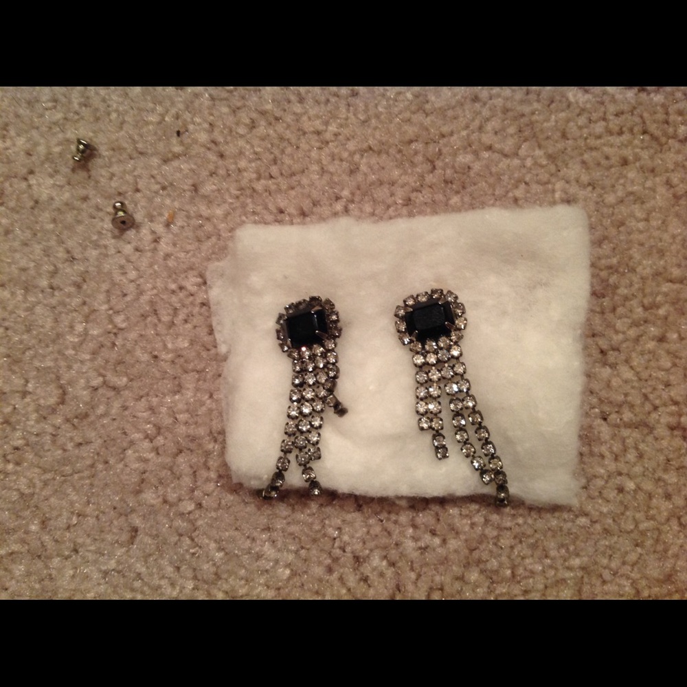 VTG HANGING RHINESTONE EARRINGS WITH A BLACK STONE